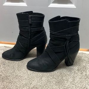 Vince Camuto Black Leather Bootie With Chunky Heel Size 9. Bundle and save $$$